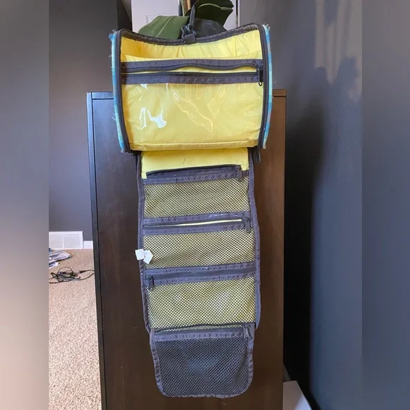 Toiletry bag - Picture 2 of 3